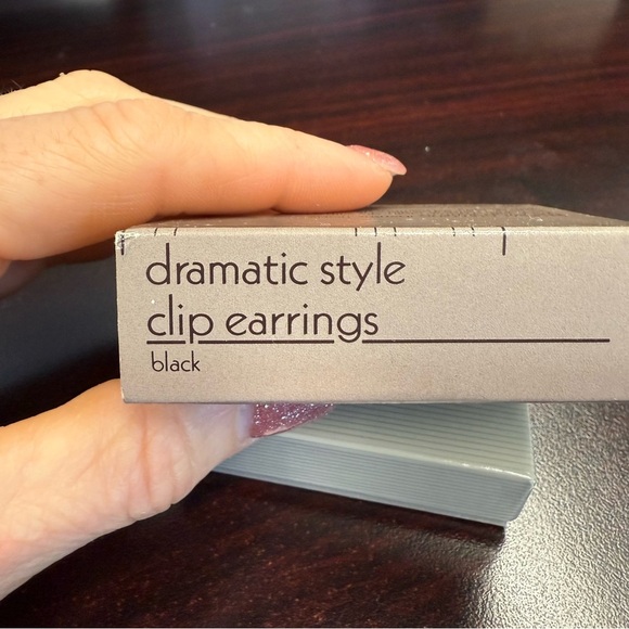 Avon vintage “Dramatic Style” Black and Goldtone clip  Earrings NIB 1988 - Picture 3 of 5